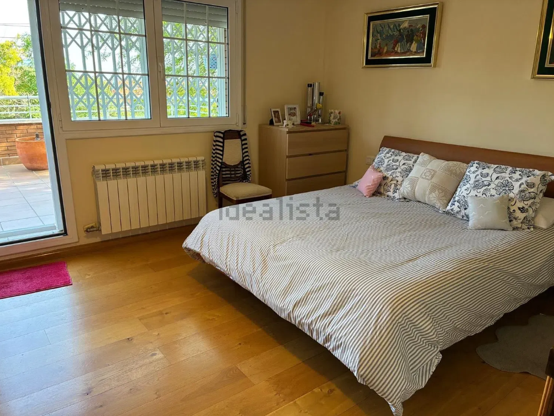 Dormitorio principal con fotografías y objetos personales en la publicación de la otra inmobiliaria