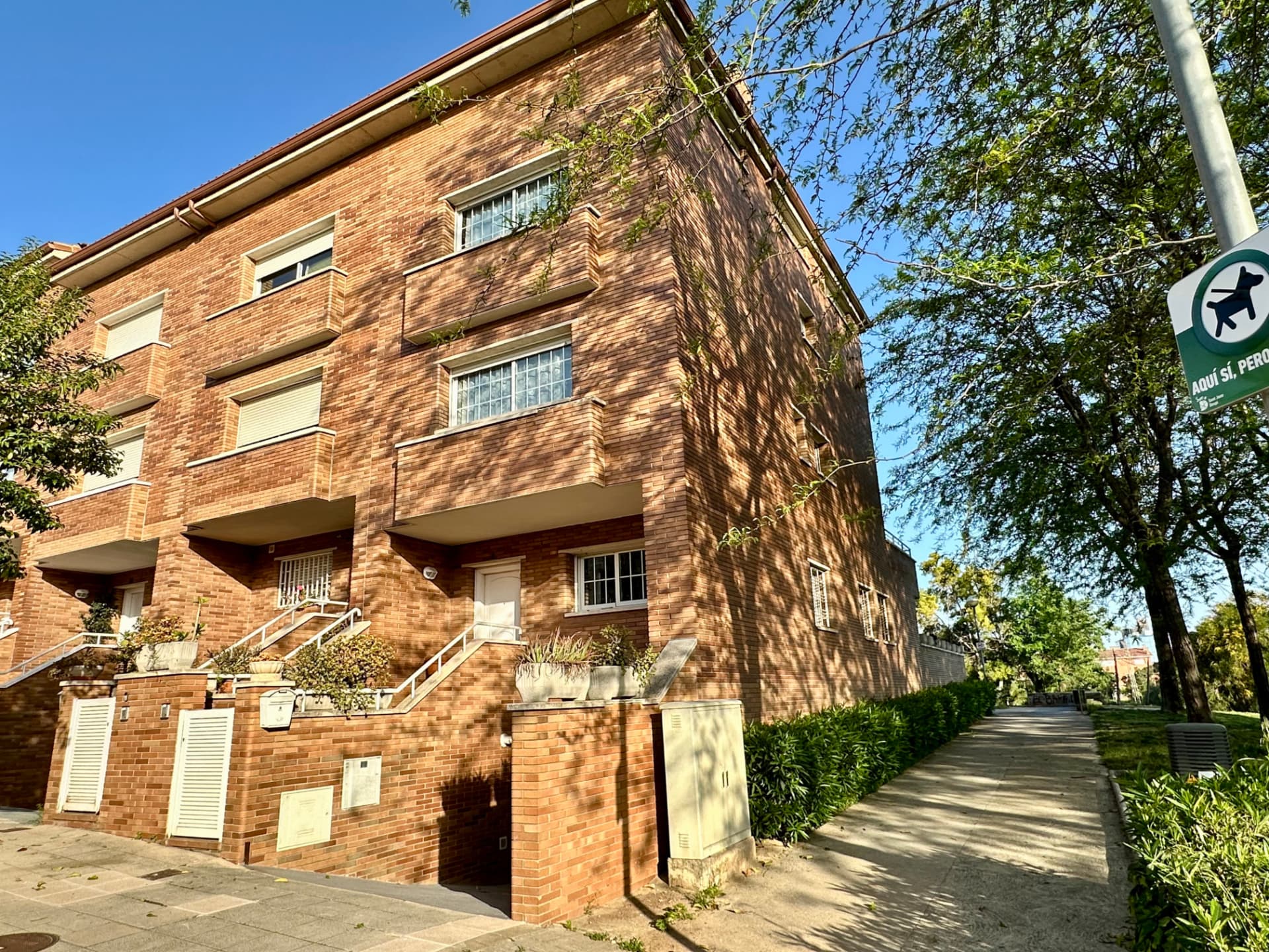 Fachada de la vivienda unifamiliar esquinera de Carrer de la Marinada, 2, Sant Joan Despí