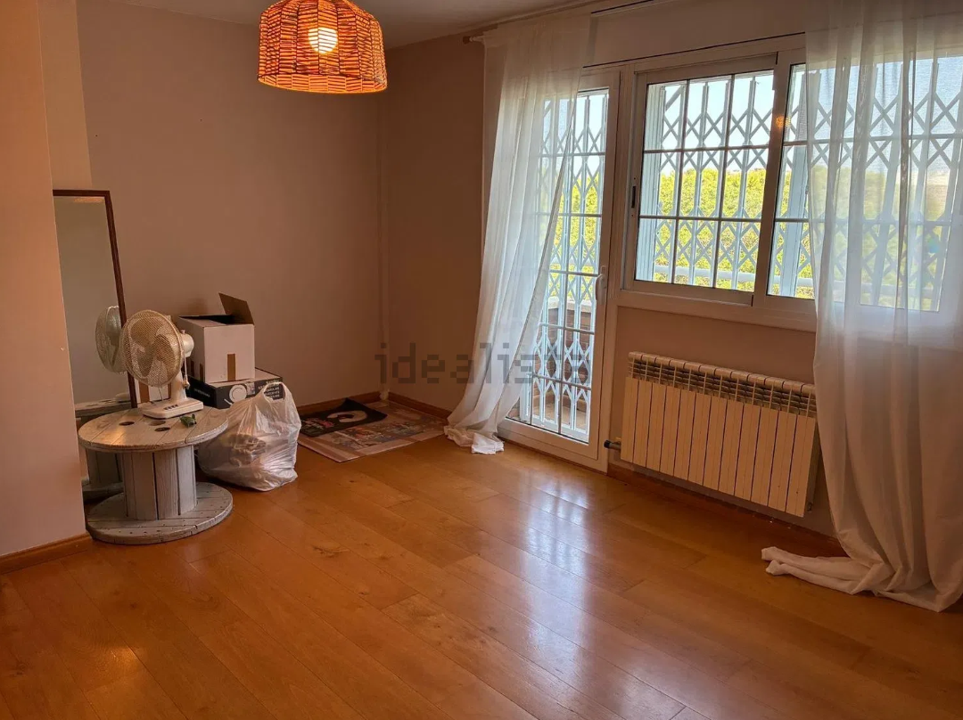 Dormitorio con salida a terraza en la publicación de la otra inmobiliaria